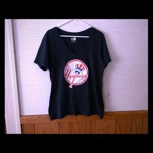 New York Yankees Ladies XL Tee Shirt.